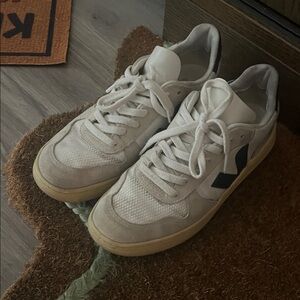 Veja V-10 B-Mesh Sneaker